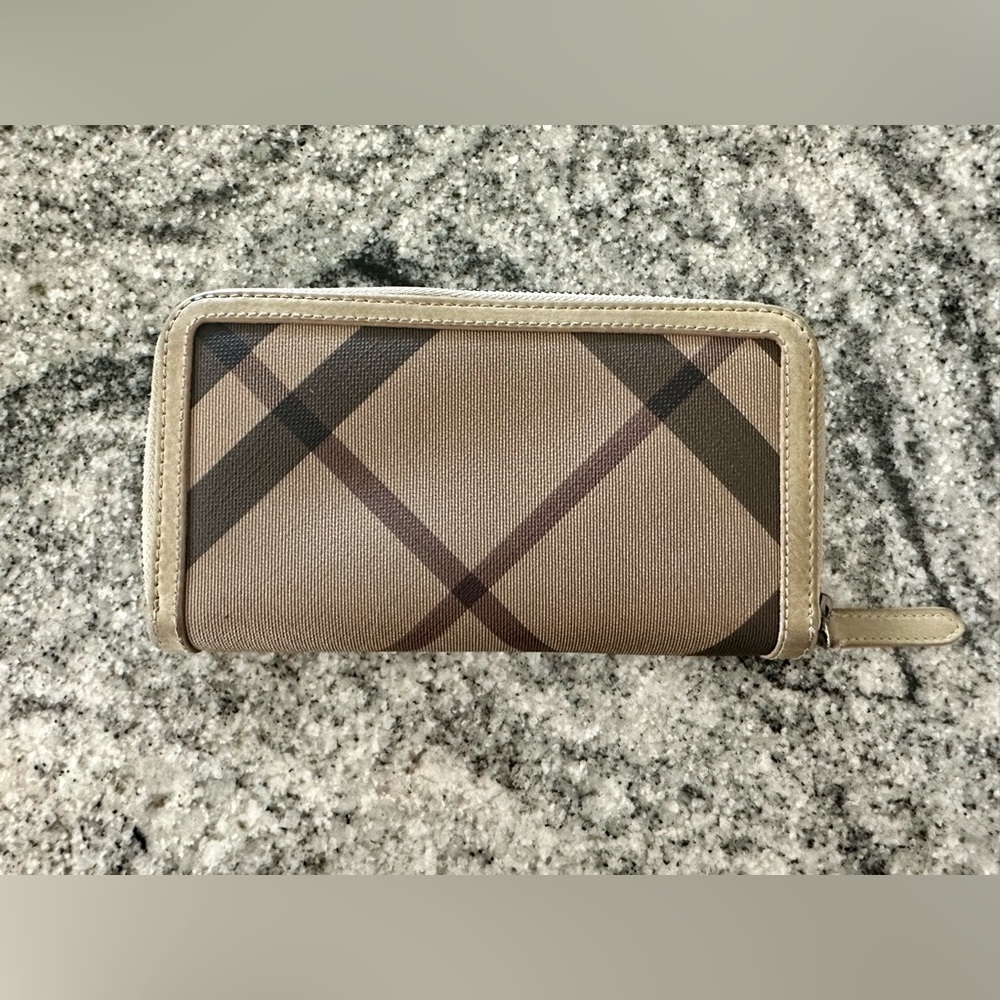 Burberry zipper wallet